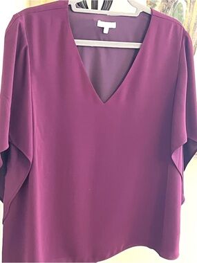 ANNA CATE Women’s V-Neck Flutter Sleeve Top in Plum